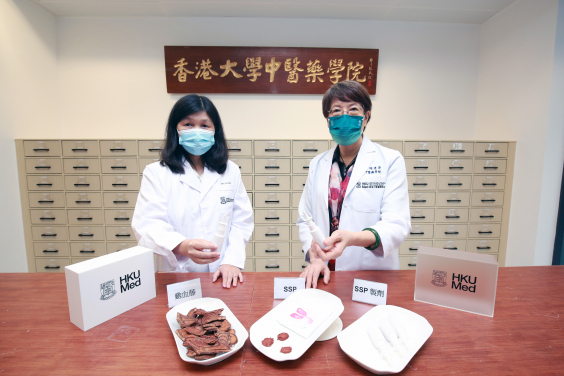 The research team of Dr Chen Jianping (right) and Dr Liu Li (left) discovered a broadly reactive SARS-CoV-2 entry inhibitor derived from Chinese medicine.

 